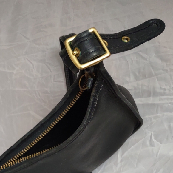 Elegant Black Leather Shoulder Bag - Picture 9 of 11